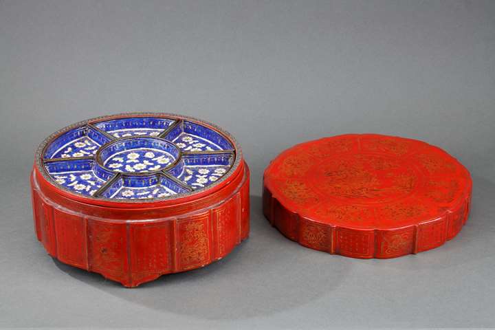Lacquer box painted with flowers and caligraphy